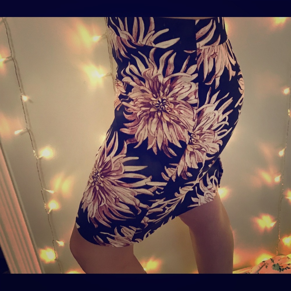 Ann Taylor pin skirt. Size 2P fits like Reg 4